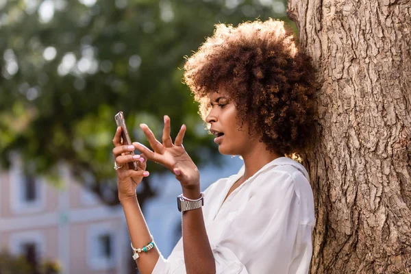 Retrato al aire libre de una joven afroamericana negra mujer t —  Fotos de Stock