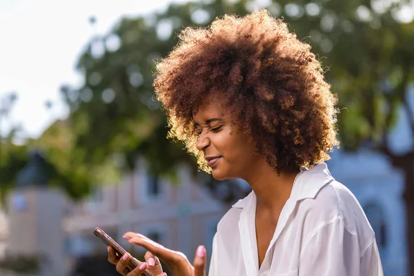 Retrato al aire libre de una joven afroamericana negra mujer t — Foto de Stock