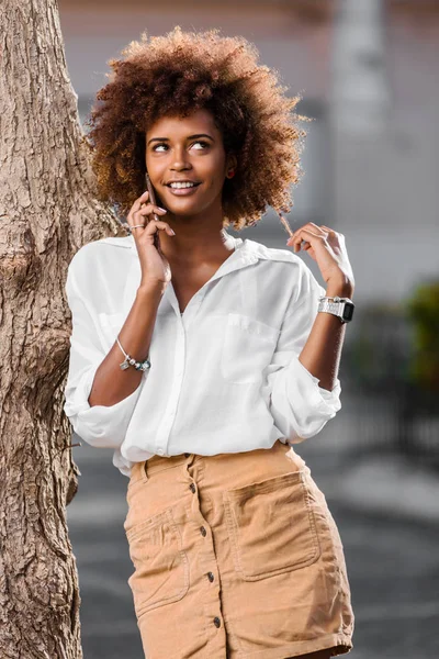 Portrait extérieur d une jeune afro-américaine noire jeune femme s — Photo