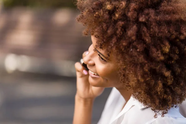 Utomhus porträtt av en ung svart African American ung kvinna s — Stockfoto