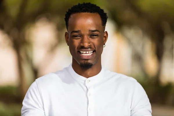 Retrato al aire libre de un joven afroamericano negro —  Fotos de Stock