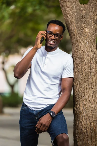 Utomhus porträtt av en ung svart afrikansk amerikansk unga män tal — Stockfoto