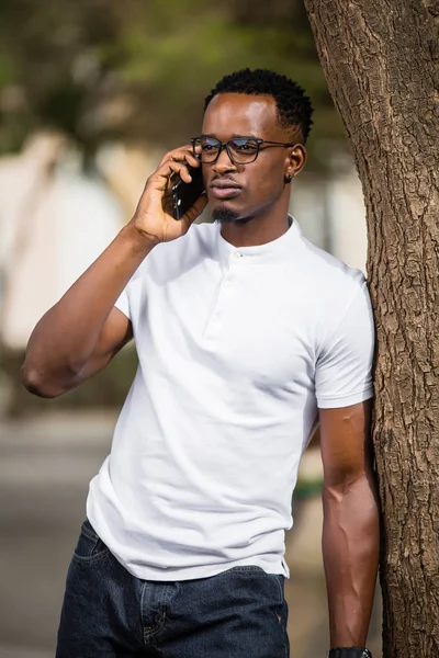 若い黒人アフリカ系アメリカ人若い男性 tal の屋外ポートレート — ストック写真