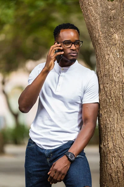 Outdoor Portret van een jonge zwarte Afro-Amerikaanse jonge mannen tal — Stockfoto