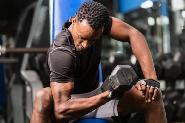 Siyah Afrikalı Amerikan Genç adam spor salonunda egzersiz yapıyor