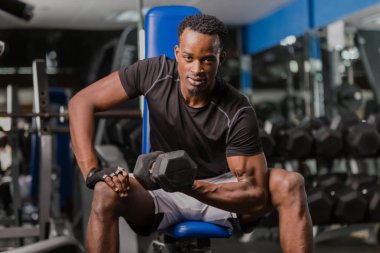 Siyah Afrikalı Amerikan Genç adam spor salonunda egzersiz yapıyor