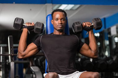 Siyah Afrikalı Amerikan Genç adam spor salonunda egzersiz yapıyor
