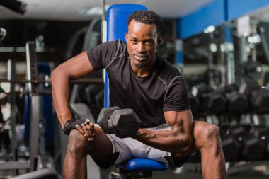 Siyah Afrikalı Amerikan Genç adam spor salonunda egzersiz yapıyor
