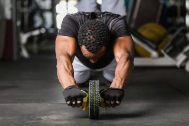 Siyah Afrikalı Amerikan Genç adam spor salonunda egzersiz yapıyor