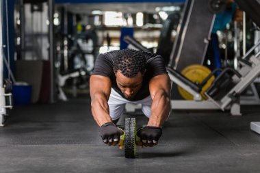 Siyah Afrikalı Amerikan Genç adam spor salonunda egzersiz yapıyor