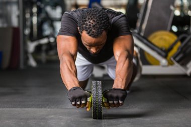Siyah Afrikalı Amerikan Genç adam spor salonunda egzersiz yapıyor