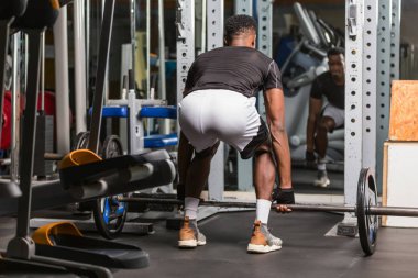 Siyah Afrikalı Amerikan Genç adam spor salonunda egzersiz yapıyor