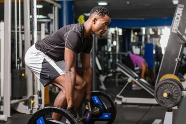 Siyah Afrikalı Amerikan Genç adam spor salonunda egzersiz yapıyor