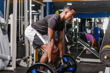 Siyah Afrikalı Amerikan Genç adam spor salonunda egzersiz yapıyor