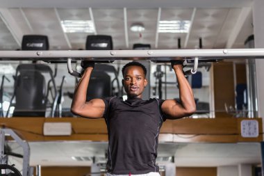 Siyah Afrikalı Amerikan ergen adam g egzersiz yukarı çekin yapıyor