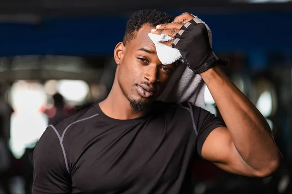 在健身房锻炼的黑人非洲裔美国人年轻人 — 图库照片