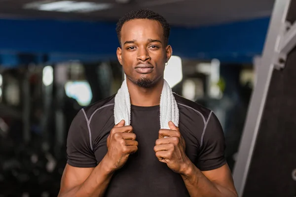 Zwarte Afro-Amerikaanse jonge man doet workout op de sportschool — Stockfoto