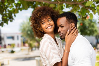 Siyah afro-amerikan çift açık protrait her o öpüşme