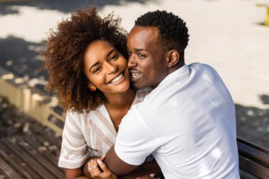 Her kucaklayan siyah afro-amerikan çift açık protrait