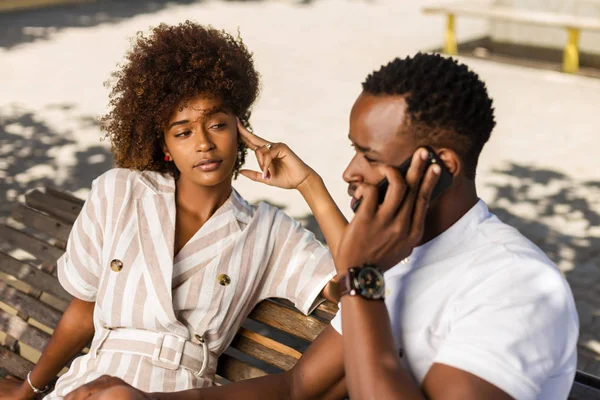 Protrato ao ar livre de casal negro afro-americano - Menina entediada — Fotografia de Stock