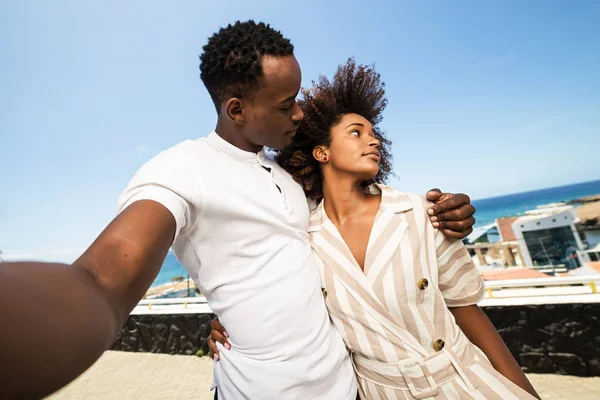 Kültéri protrait fekete afro-amerikai házaspár vesz egy önálló — Stock Fotó