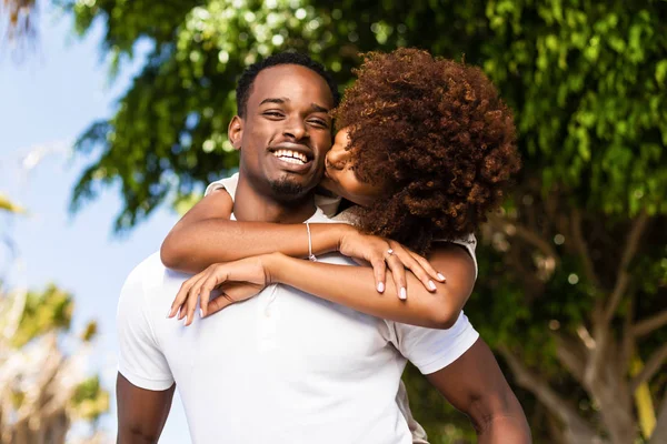 Outdoor-Protrait von schwarzafrikanisch-amerikanischen Paar - Kerl trägt — Stockfoto