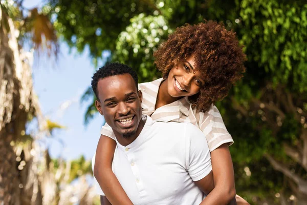 Outdoor-Protrait von schwarzafrikanisch-amerikanischen Paar - Kerl trägt — Stockfoto