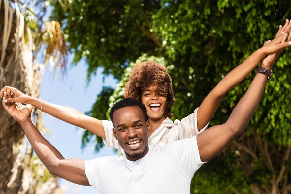Protrato ao ar livre de casal negro afro-americano - Cara carregando — Fotografia de Stock