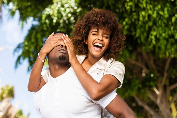 Retrato al aire libre de la pareja afroamericana negra - Guy llevando — Foto de Stock