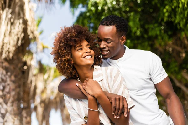 Retrato al aire libre de la pareja afroamericana negra abrazando a cada uno —  Fotos de Stock