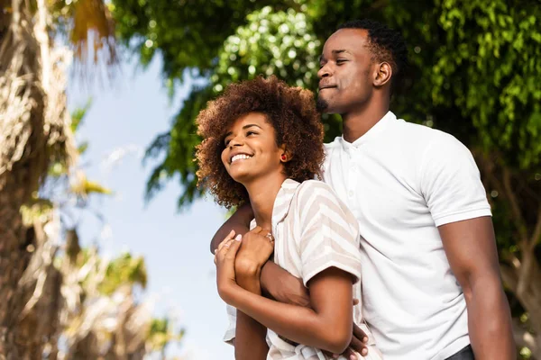 Aussenansicht eines schwarzafrikanisch-amerikanischen Paares, das sich umarmt — Stockfoto
