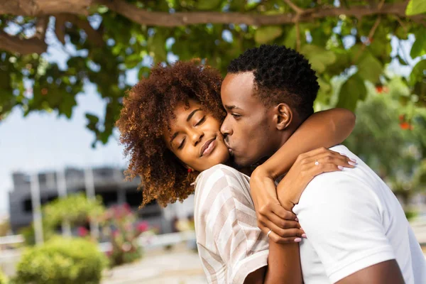 Υπαίθριος προχαρακτηριστικό του μαύρου αφρικανικού ζευγαριού που φιλάει κάθε o — Φωτογραφία Αρχείου
