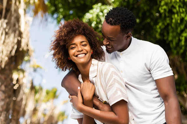 Retrato al aire libre de la pareja afroamericana negra abrazando a cada uno — Foto de Stock