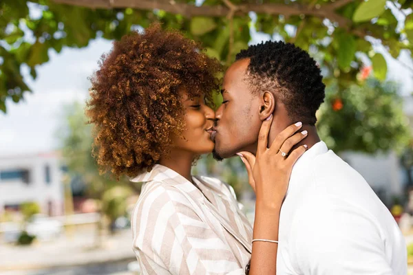 Retrato al aire libre de la pareja afroamericana negra besándose cada uno o — Foto de Stock