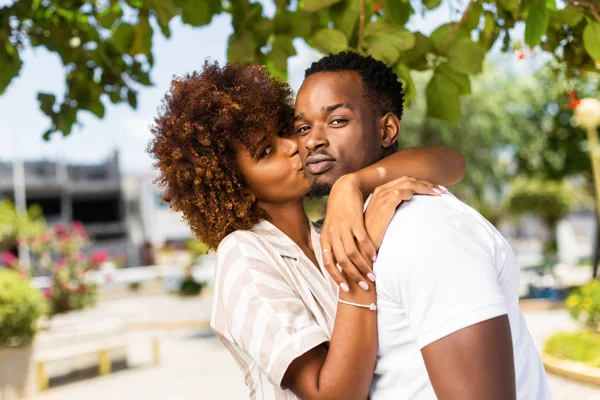 黑人非洲裔美国夫妇亲吻每个o的户外前兆 — 图库照片