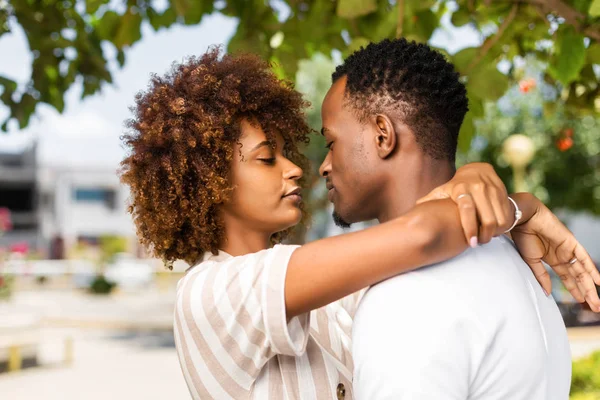 Protrait extérieur de couple noir afro-américain baisers chacun o — Photo