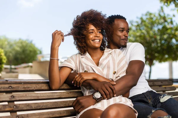 Buiten protrait van zwart Afrikaans Amerikaans echtpaar omarmt elk — Stockfoto