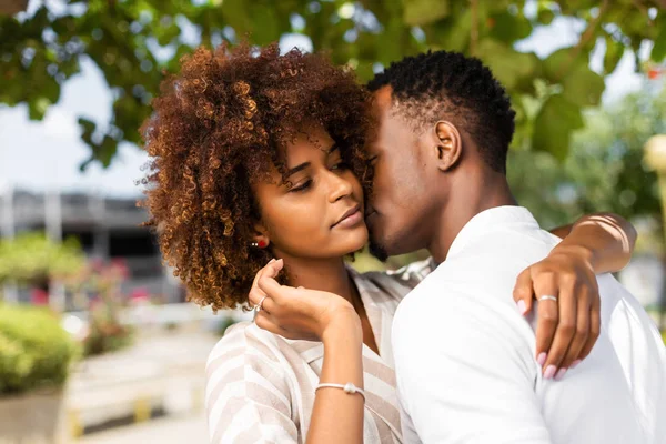 Kültéri protrait fekete afro-amerikai házaspár csók minden — Stock Fotó