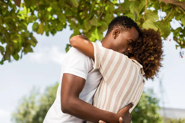 Aussenansicht eines schwarzafrikanisch-amerikanischen Paares, das sich umarmt — Stockfoto