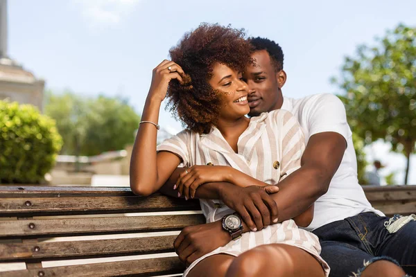 Buiten protrait van zwart Afrikaans Amerikaans echtpaar omarmt elk — Stockfoto