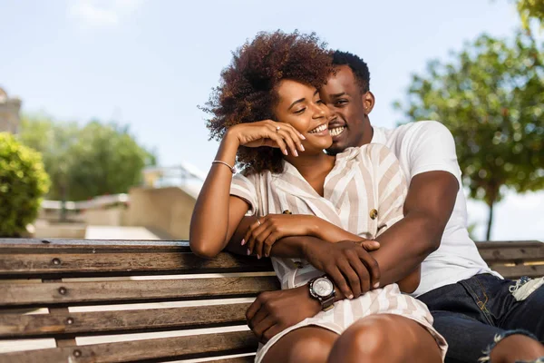 Ritratto all'aperto della coppia afro-americana nera che abbraccia ogni — Foto Stock