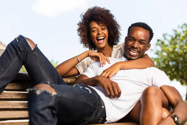 Retrato al aire libre de la pareja afroamericana negra abrazando a cada uno — Foto de Stock