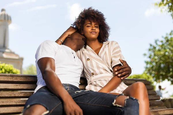 Наружный профиль чёрной африканской пары, обнимающей друг друга — стоковое фото