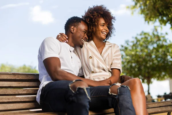 Retrato al aire libre de la pareja afroamericana negra abrazando a cada uno — Foto de Stock