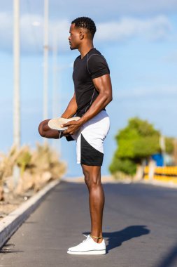 Siyah afro-amerikan genç adam açık joggin sonra germe
