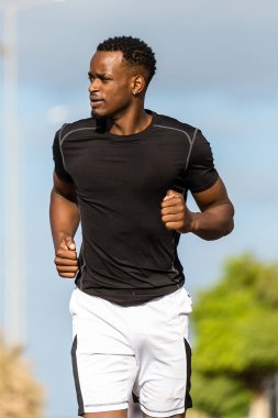 Siyah afrikalı amerikalı genç adam açık çalışan