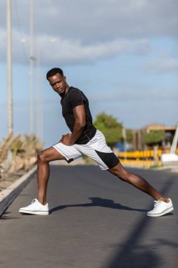 Siyah afro-amerikan genç adam açık joggin sonra germe