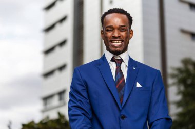 Siyah bir Afro-Amerikan iş m açık ayakta portre