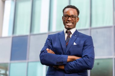 Siyah bir Afro-Amerikan iş m açık ayakta portre