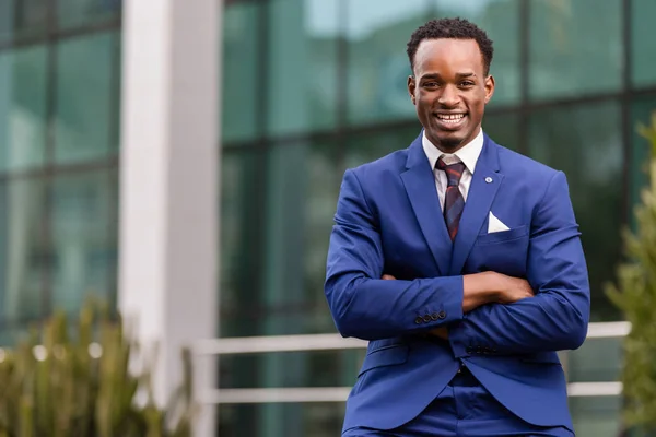 Stehporträt eines schwarzafrikanisch-amerikanischen Geschäftsmannes im Freien — Stockfoto